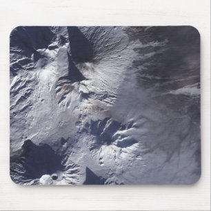 Tapis De Souris Le volcan Bezymianny expose un modeste panache