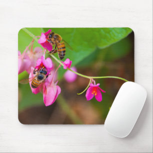 Tapis De Souris Les abeilles Sur Les Fleurs De Vins De Corail Phot