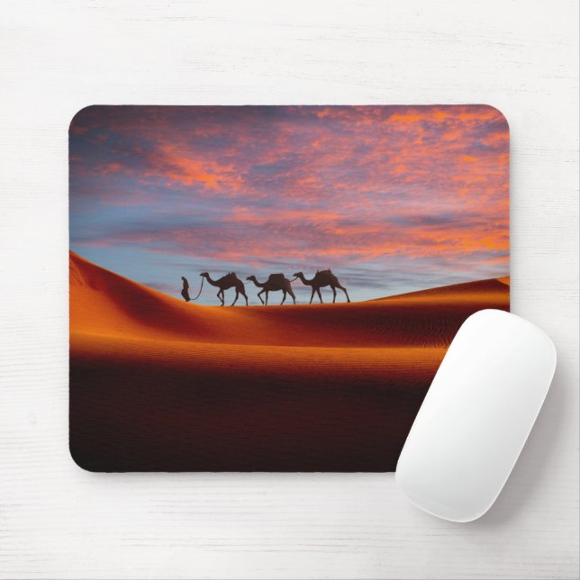 Tapis De Souris Les déserts | Homme et chameaux dans les dunes de  (Avec souris)