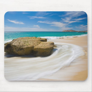 Tapis De Souris Les marées océaniques tourbillonnent sur la plage