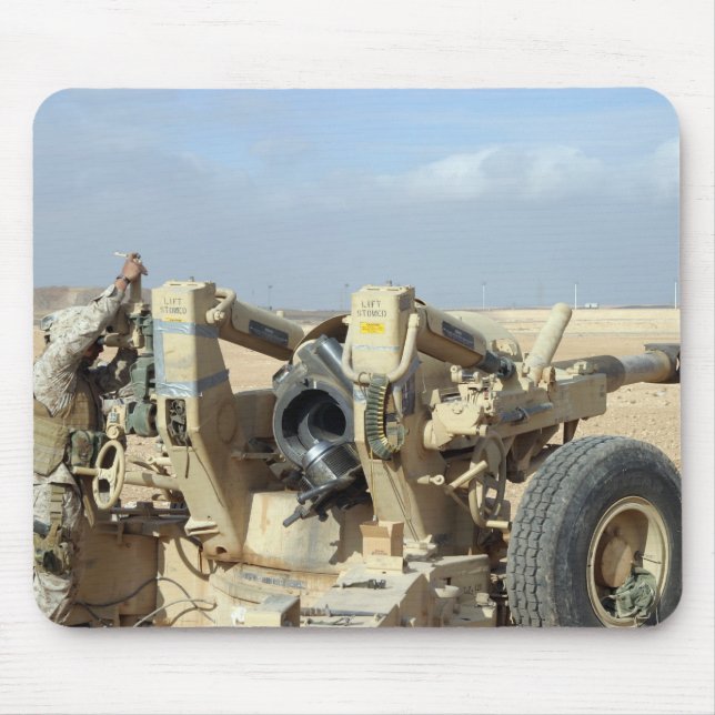Tapis De Souris Les Marines américains se préparent à tirer un obu (Devant)