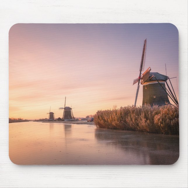 Tapis De Souris Lever de soleil sur la rivière gelée avec moulins  (Devant)