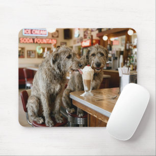 Tapis De Souris Lévriers Irlandais partageant un milkshake