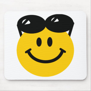Tapis De Souris Lunettes de soleil étées perché sur le visage