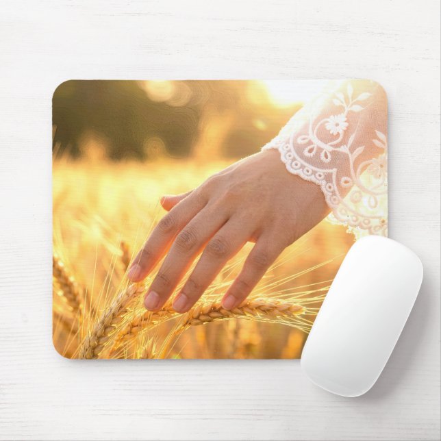 Tapis De Souris Main de femme touchant des barbes de blé (Avec souris)