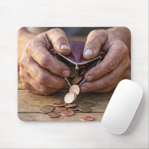 Tapis De Souris Mains usées avec des centimes dans un porte-monnai