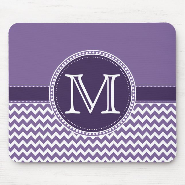 Tapis De Souris Mariage de monogramme Chevron blanc et violet (Devant)