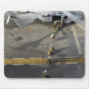 Tapis De Souris Marines se prépare à embarquer sur un MH-60S