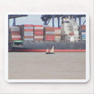 Tapis De Souris Minuscule Yacht Et Immense Navire Conteneur
