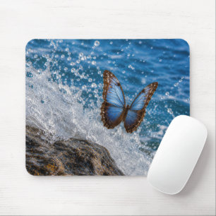 Tapis De Souris Morpho commun papillon planant au-dessus d'une vag
