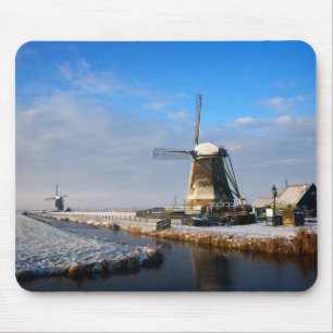 Tapis De Souris Moulin à vent dans la neige dans un paysage hivern