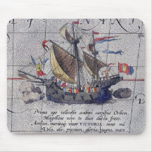 Navire coloré sur l'océan Pacifique