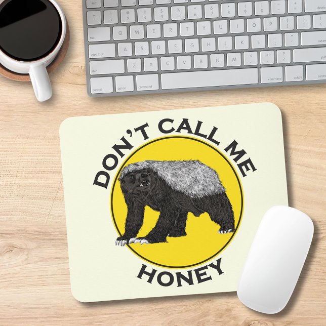 Tapis De Souris Ne m'appelez pas Honey Badass Honey Badger Yellow  (Funny badass honey badger quote don’t call me honey yellow and black mouse mat)