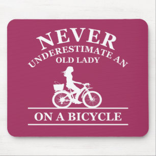 Tapis De Souris never underestimate an old woman on a bicycle