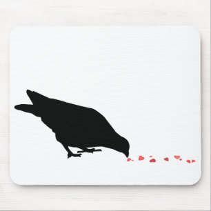 Tapis De Souris ordre de picotement. oiseau noir et coeurs rouges.