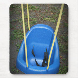 Tapis De Souris Oscillation de bébé sur le swingset, bleu avec l