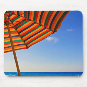 Tapis De Souris Parapluie de plage coloré sur une photographie d'u