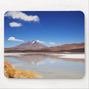 Tapis De Souris Paysage d'Altiplano avec le volcan en Bolivie