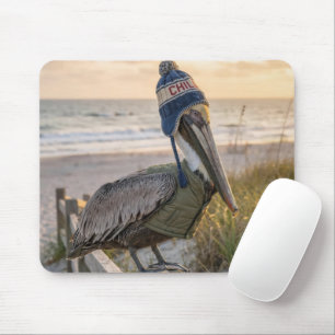 Tapis De Souris Pélican portant un chapeau d'hiver
