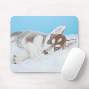 Tapis De Souris Petit Chiot Husky allongé sur une couverture