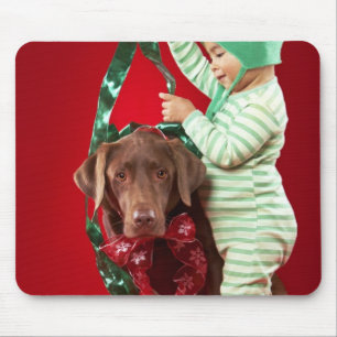 Tapis De Souris Petit garçon décorant un chien