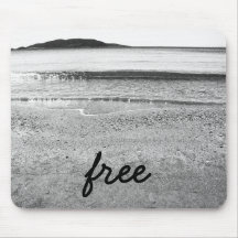 Plage de sable noir et blanc libre