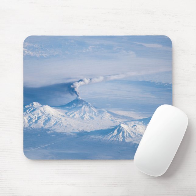 Tapis De Souris Plume Émanant Du Volcan Kliuchevskoi. (Avec souris)