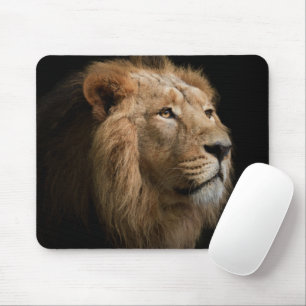 Tapis De Souris Portrait de lion puissant avec Arrière - plan fonc