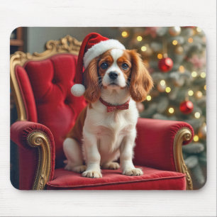 Tapis De Souris Roi Charles Spaniel de Noël sur une chaise rouge