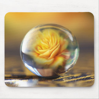 Tapis De Souris Rose jaune dans une boule en verre