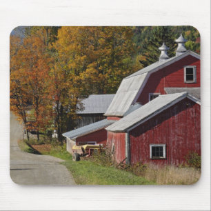 Tapis De Souris Route à côté d'une grange/ferme rurale classique e