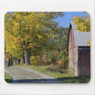 Tapis De Souris Route à côté d'une grange/ferme rurale classique e