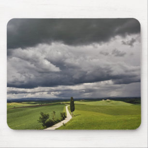Tapis De Souris Route et nuages d'orage, région rurale de Toscane,