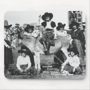 Tapis De Souris Sept cow-girls de rodéo posant en plaisantant avec