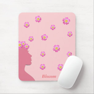 Tapis De Souris Silhouette de femme, fleurs et texte sur fond rose