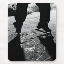 Silhouette noire et blanche de patins