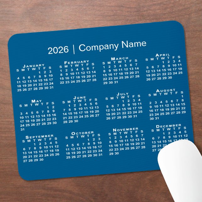 Tapis De Souris Simple 2026 Calendrier Nom de l'entreprise sur Blu (Simple 2026 Calendar Company Name on Blue Mouse Pad, in situ)