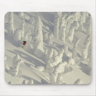 Tapis De Souris Skieur alpin dans l'épais brouillard de neige à Bi