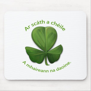 Tapis De Souris Sous l'abri de l'autre, les gens survivent