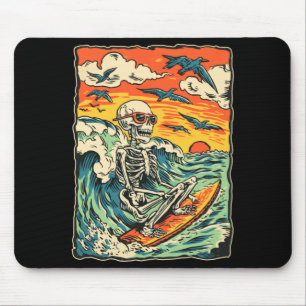 Tapis De Souris Squelette de surf rétro surfant sur une vague goth