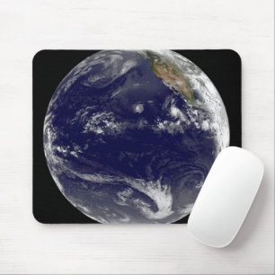 Tapis De Souris Terre Avec Trois Cyclones Tropicaux Dans Le Pacifi