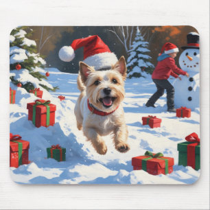 Tapis De Souris Terrier Cairn courant dans la neige avec un chapea