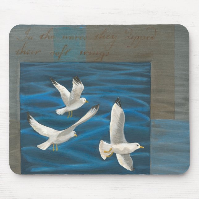 Tapis De Souris Trois mouettes blanches volent au-dessus de l'eau (Devant)