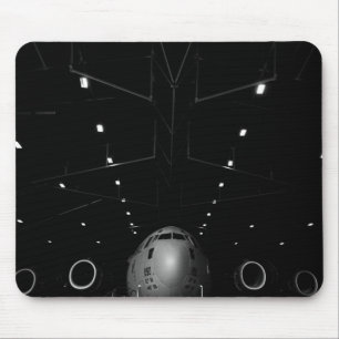Tapis De Souris Un C-17 Globemaster III est assis dans un hangar