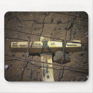 Tapis De Souris Un équipage de réparation de route place une cro