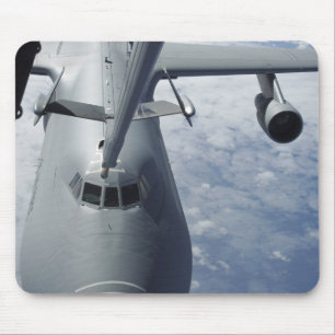 Tapis De Souris Un Extender KC-10 se prépare à ravitailler un C-5