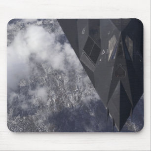 Tapis De Souris Un F-117A Nighthawk survole la montagne