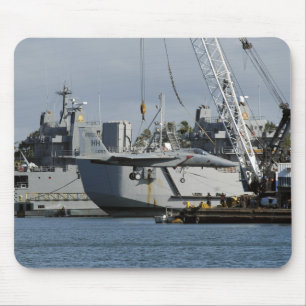 Tapis De Souris Un F-15 Eagle obtient un ascenseur d'une grue de