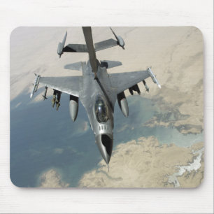 Tapis De Souris Un faucon F-16 de combat réapprovisionne en