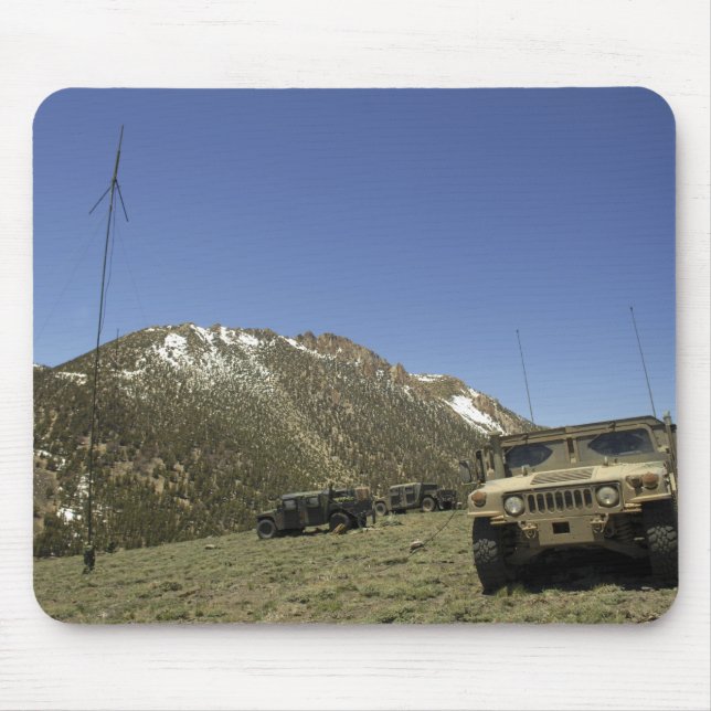 Tapis De Souris Un Humvee est garé sur le site de retransmission (Devant)